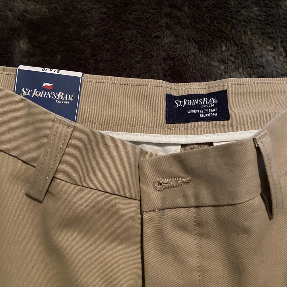 Men’s khaki pants